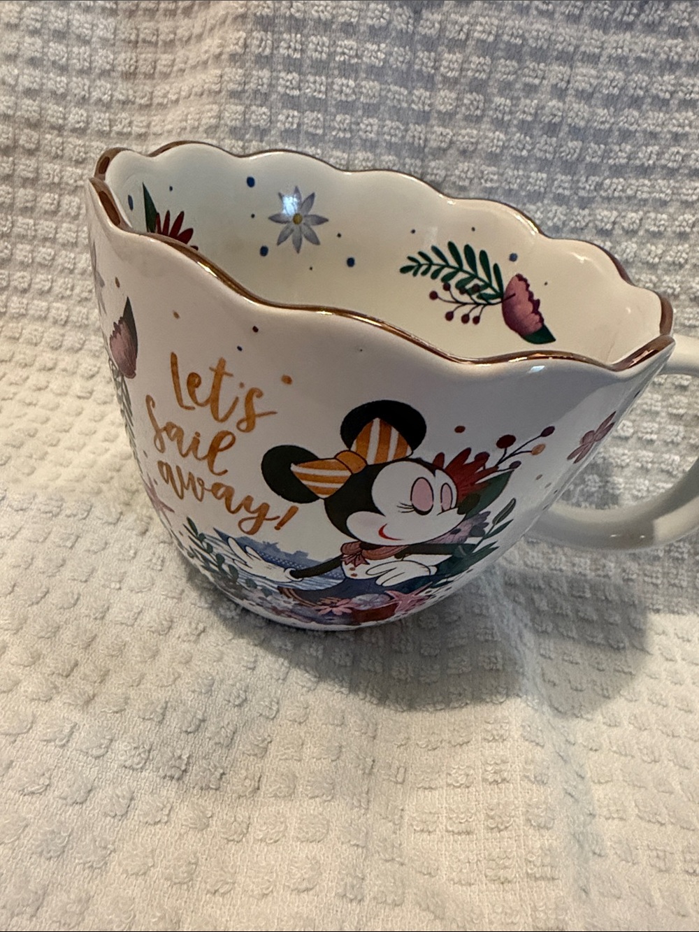 Disney Cruise Line Minnie Mouse Floral Scalloped Ceramic Mug – White/Gold